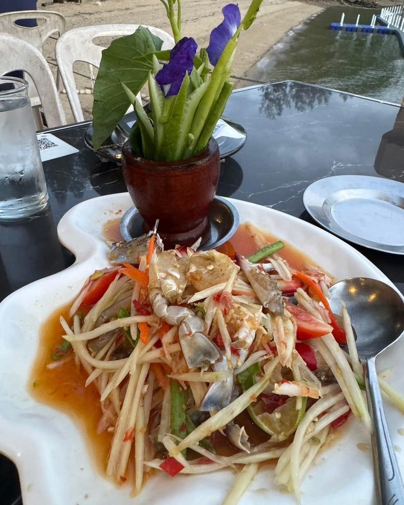 ส้มตำมะละกอใส่มะเขือเทศบนจาน