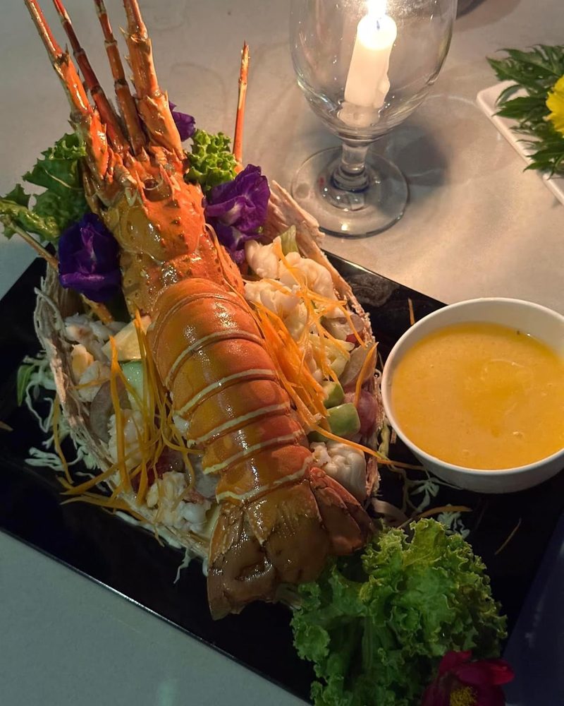 กุ้งมังกรทั้งตัวกับถ้วยน้ำจิ้มสีส้ม